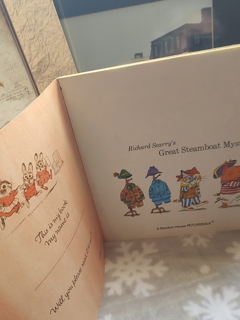 Richard Scarry's Great Steamboat Mystery 📚 - Picture 3 of 11